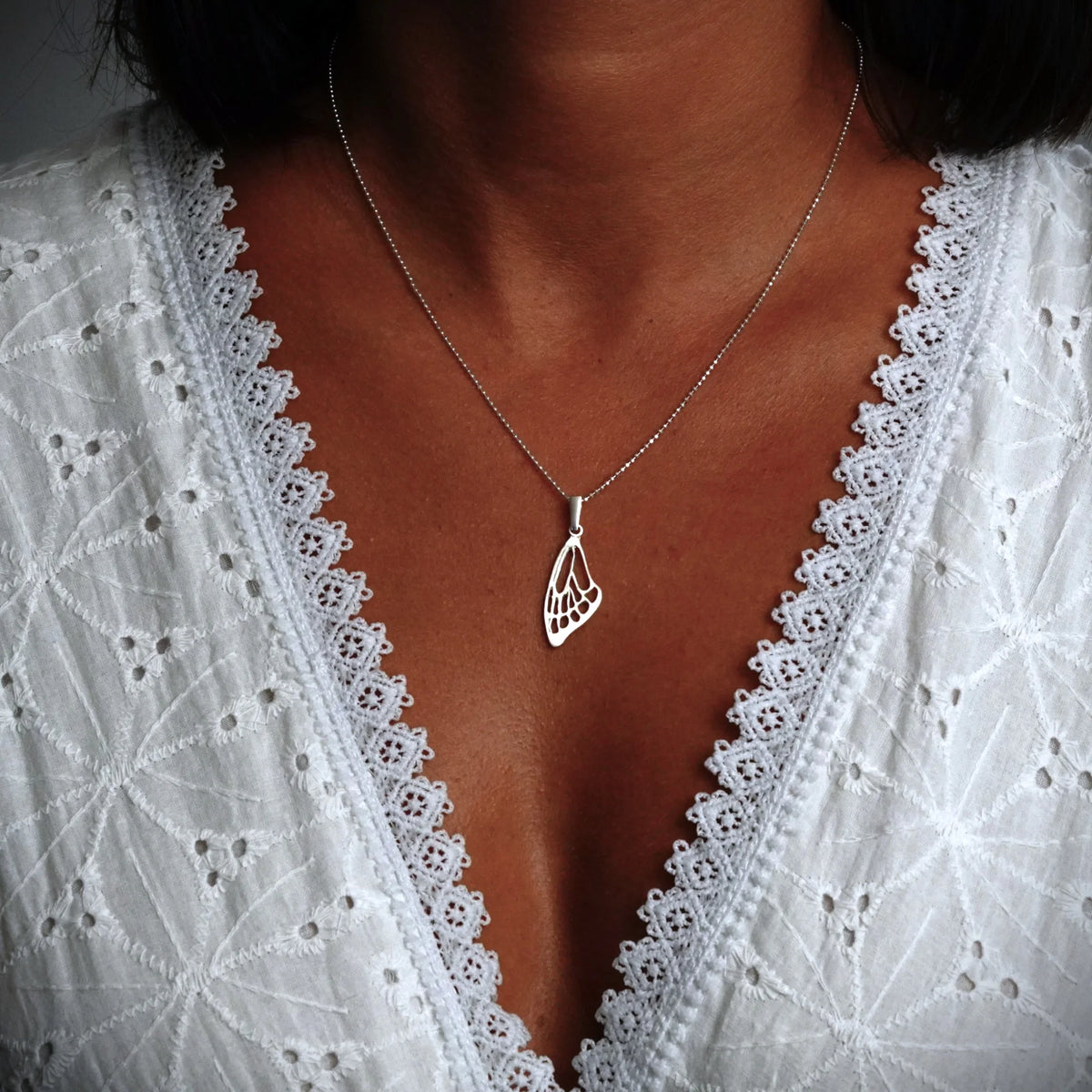 „Schmetterlingsflügel“ – Anhänger aus 925er Silber, Amulett für Freiheit und Licht, handgefertigter Skulpturenschmuck im Boho- und rustikalen Stil | Art Diva