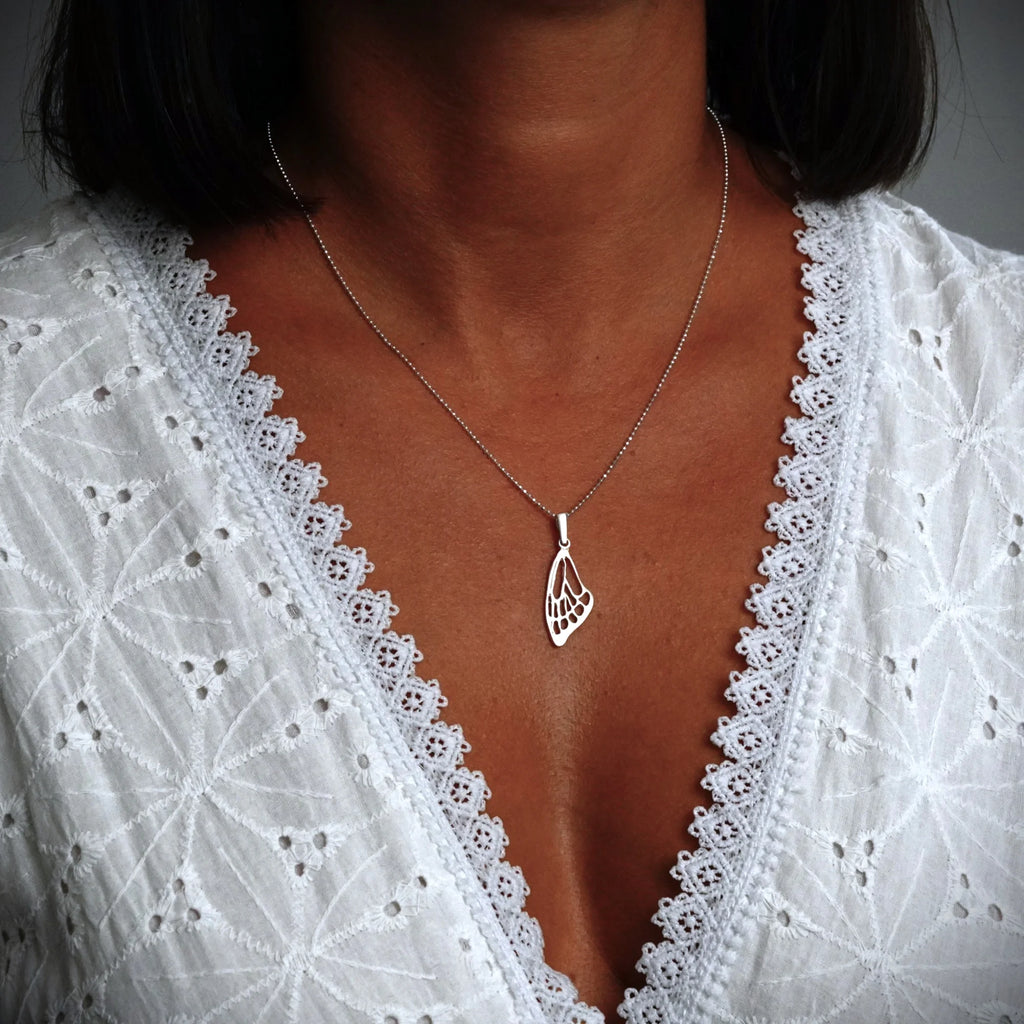 „Schmetterlingsflügel“ – Anhänger aus 925er Silber, Amulett für Freiheit und Licht, handgefertigter Skulpturenschmuck im Boho- und rustikalen Stil | Art Diva