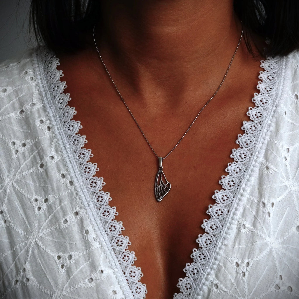 Schmetterlingsflügel-Anhänger aus 925er Silber – handgefertigter Talisman für Freiheit und Transformation, Skulpturenschmuck im Boho- und rustikalen Stil | Art Diva