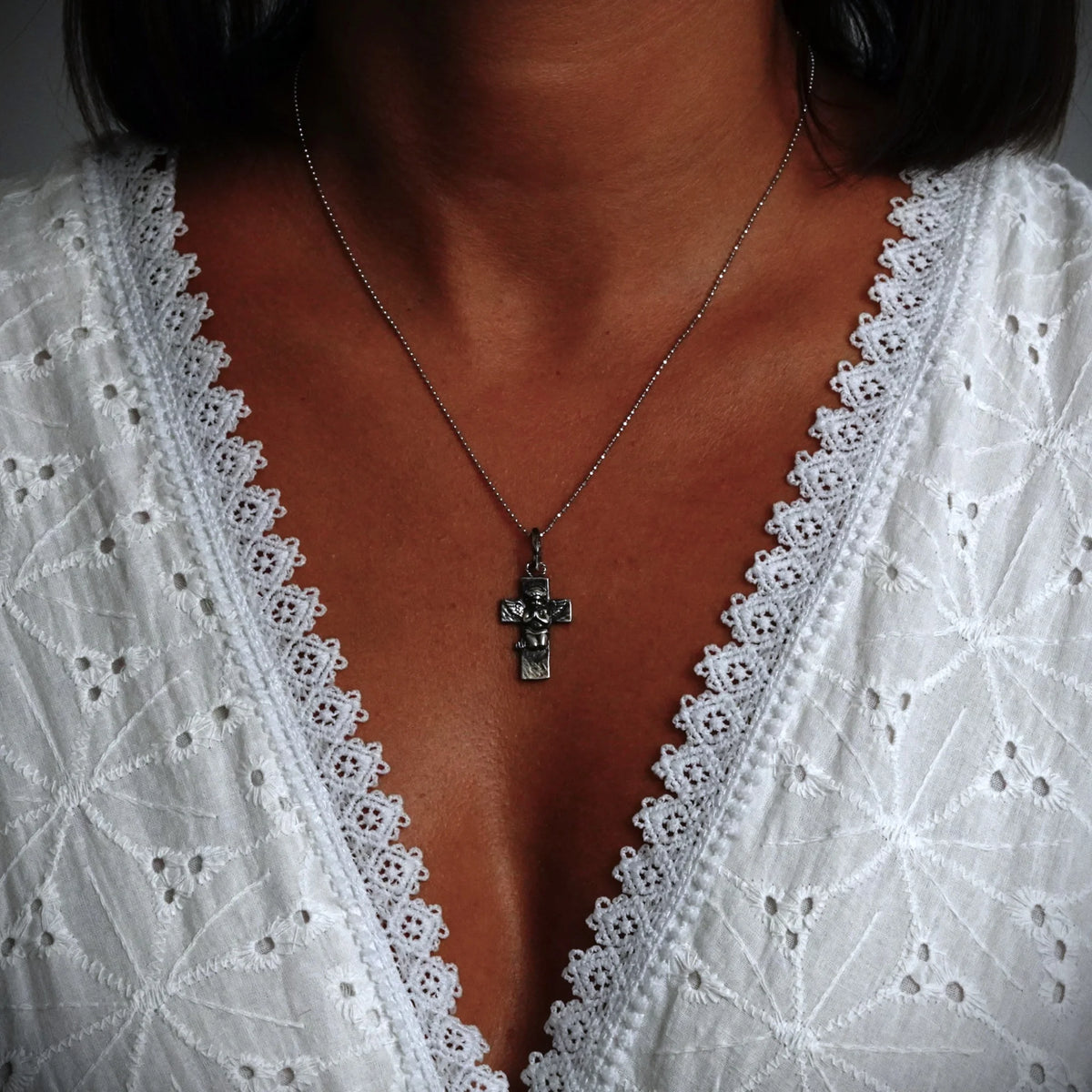 „Engelsgebet“-Anhänger aus 925er Silber – handgefertigter Talisman für Glauben und spirituellen Schutz, Skulpturenschmuck im Boho- und rustikalen Stil | Art Diva