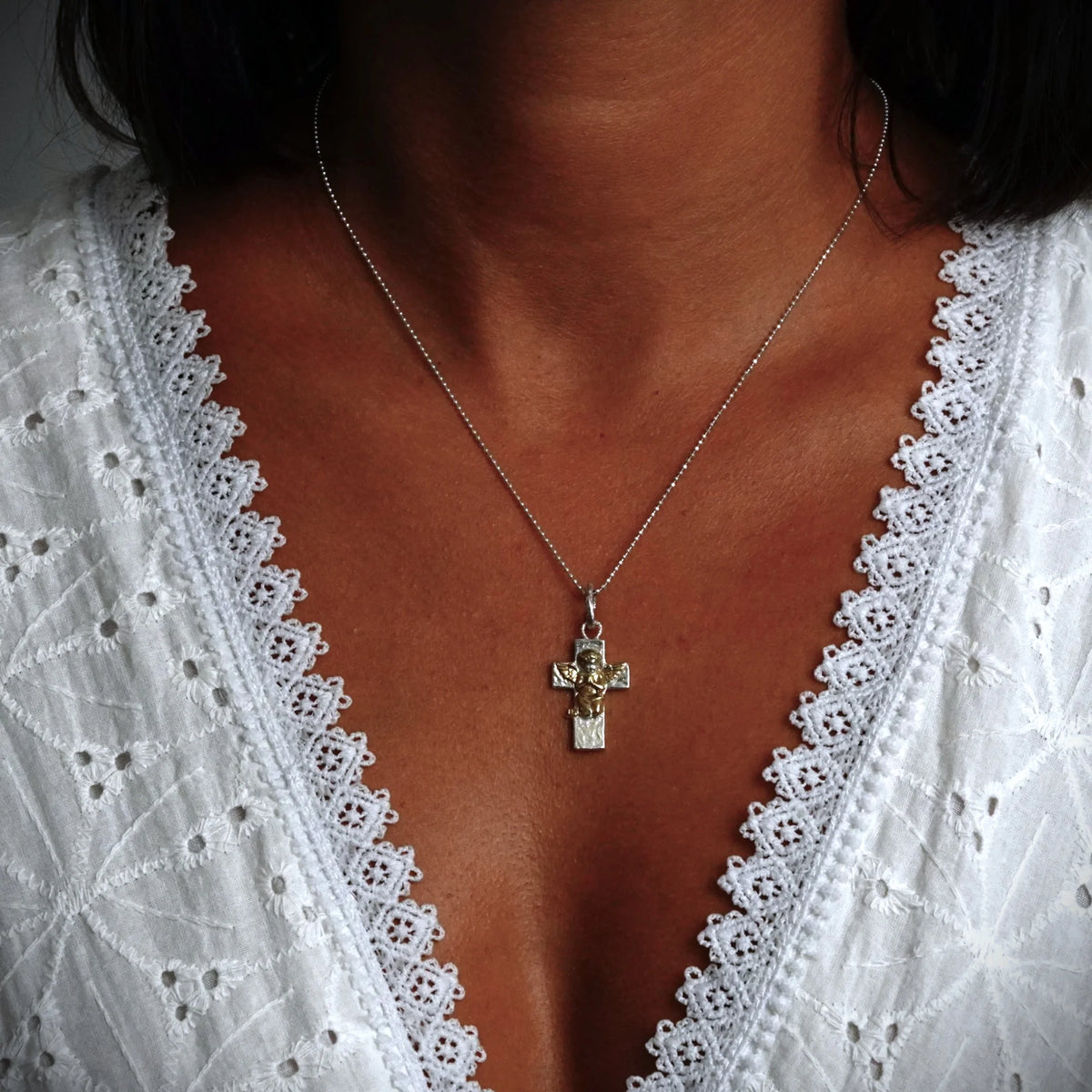 „Engelsgebet“-Anhänger aus 925er Silber mit goldfarbenen Akzenten – Talisman für Glauben und spirituellen Schutz, Skulpturenschmuck im Boho-Stil | Art Diva