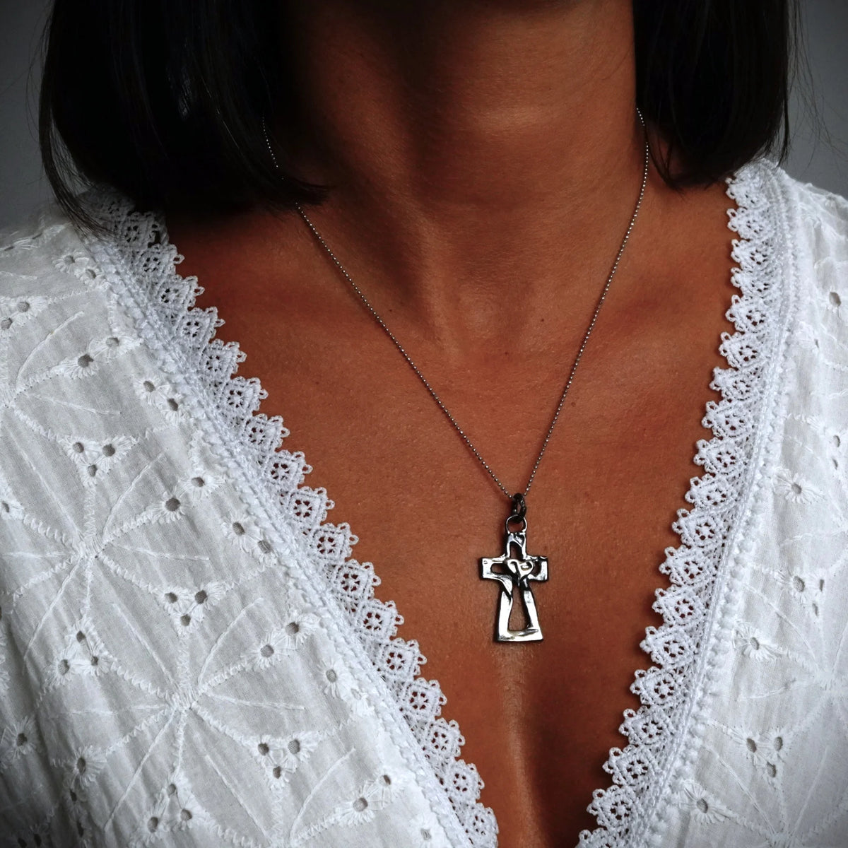 Kreuz-Anhänger mit Herz aus 925er Silber – oxidierter Skulpturenschmuck als Symbol für Glauben und Liebe | Art Diva