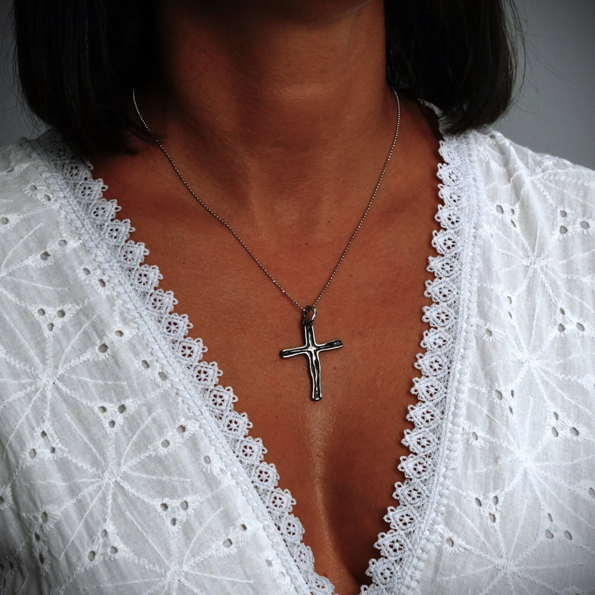 Kreuz-Anhänger für Damen aus 925er Silber – handgefertigt mit oxidierter Oberfläche im Boho-Rustik-Stil | Art Diva