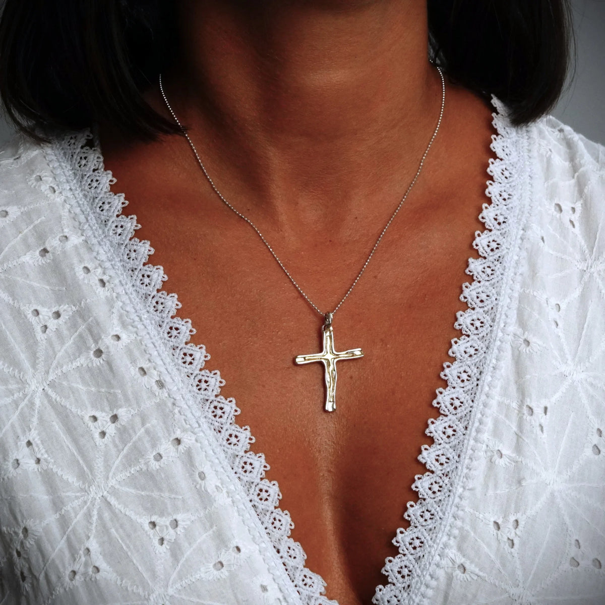 „Kreuz mit Feuerlinie“-Anhänger aus 925er Silber – Symbol für Glauben und Stärke, Skulpturenschmuck im Boho- und rustikalen Stil | Art Diva