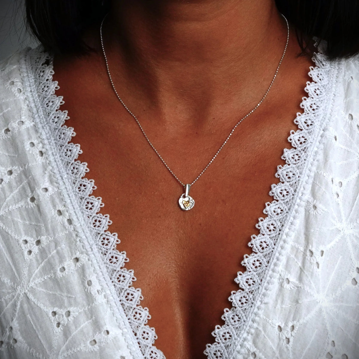 „Goldenes Herz Love“-Anhänger aus 925er Silber mit goldfarbenen Akzenten – handgefertigtes Amulett für Liebe und Licht, Skulpturenschmuck im Boho- und rustikalen Stil | Art Diva