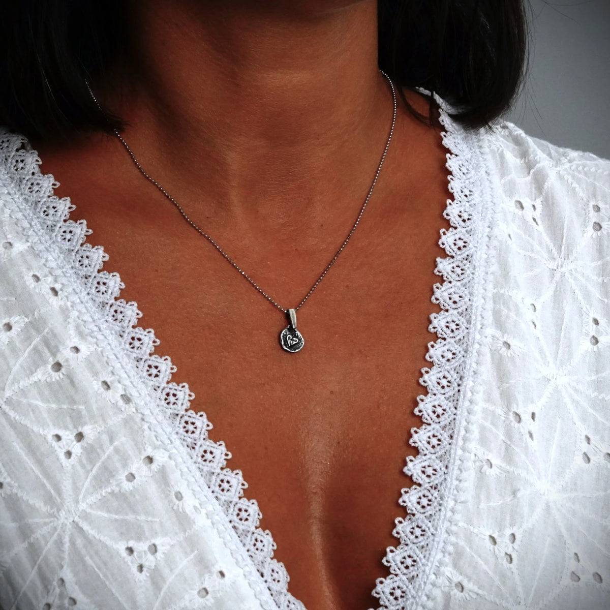 „Herz mit LOVE“-Anhänger aus 925er Silber – doppelseitiger Talisman für Liebe und emotionale Verbundenheit im Boho- und rustikalen Stil | Art Diva