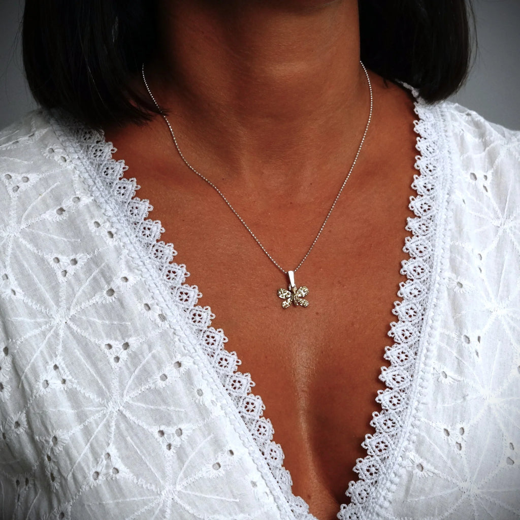 925er Silberanhänger „Kleiner Schmetterling“ mit goldenen Akzenten – Talisman für Wandel und Leichtigkeit, handgefertigt im Boho- und rustikalen Stil | Art Diva