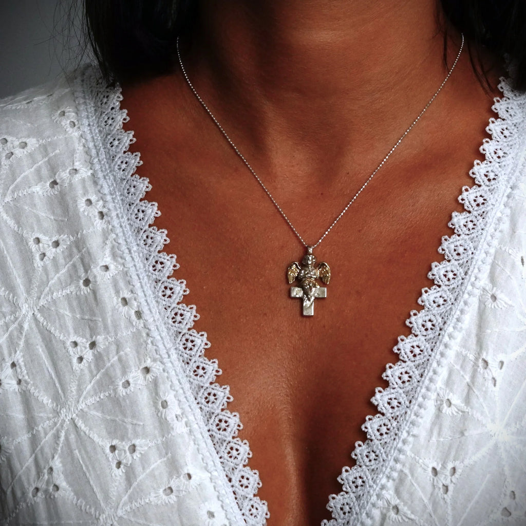 „Engel auf dem Kreuz“-Anhänger für Damen aus 925er Silber – handgefertigter Talisman für Schutz und Licht, Skulpturenschmuck im Boho- und rustikalen Stil | Art Diva