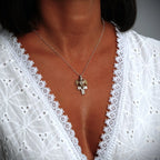„Engel auf dem Kreuz“-Anhänger für Damen aus 925er Silber – handgefertigter Talisman für Schutz und Licht, Skulpturenschmuck im Boho- und rustikalen Stil | Art Diva