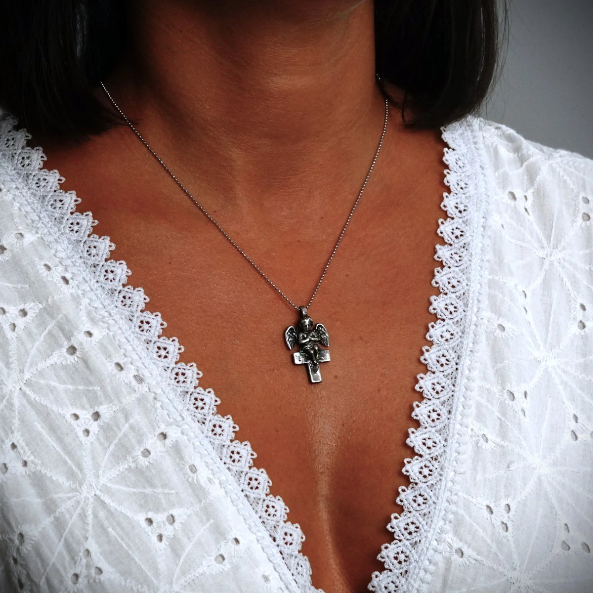 „Engel auf dem Kreuz“-Anhänger aus 925er Silber – handgefertigter Talisman für Schutz und Licht, Skulpturenschmuck im Boho- und rustikalen Stil | Art Diva