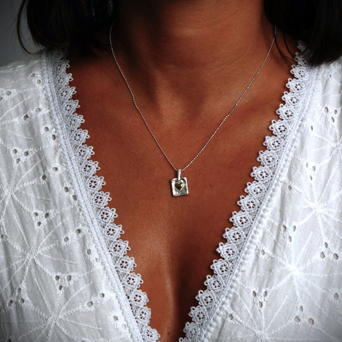 „Goldenes Herz“ – handgefertigter Anhänger aus 925er Silber, Talisman für Liebe, Skulpturenschmuck im Boho- und rustikalen Stil | Art Diva