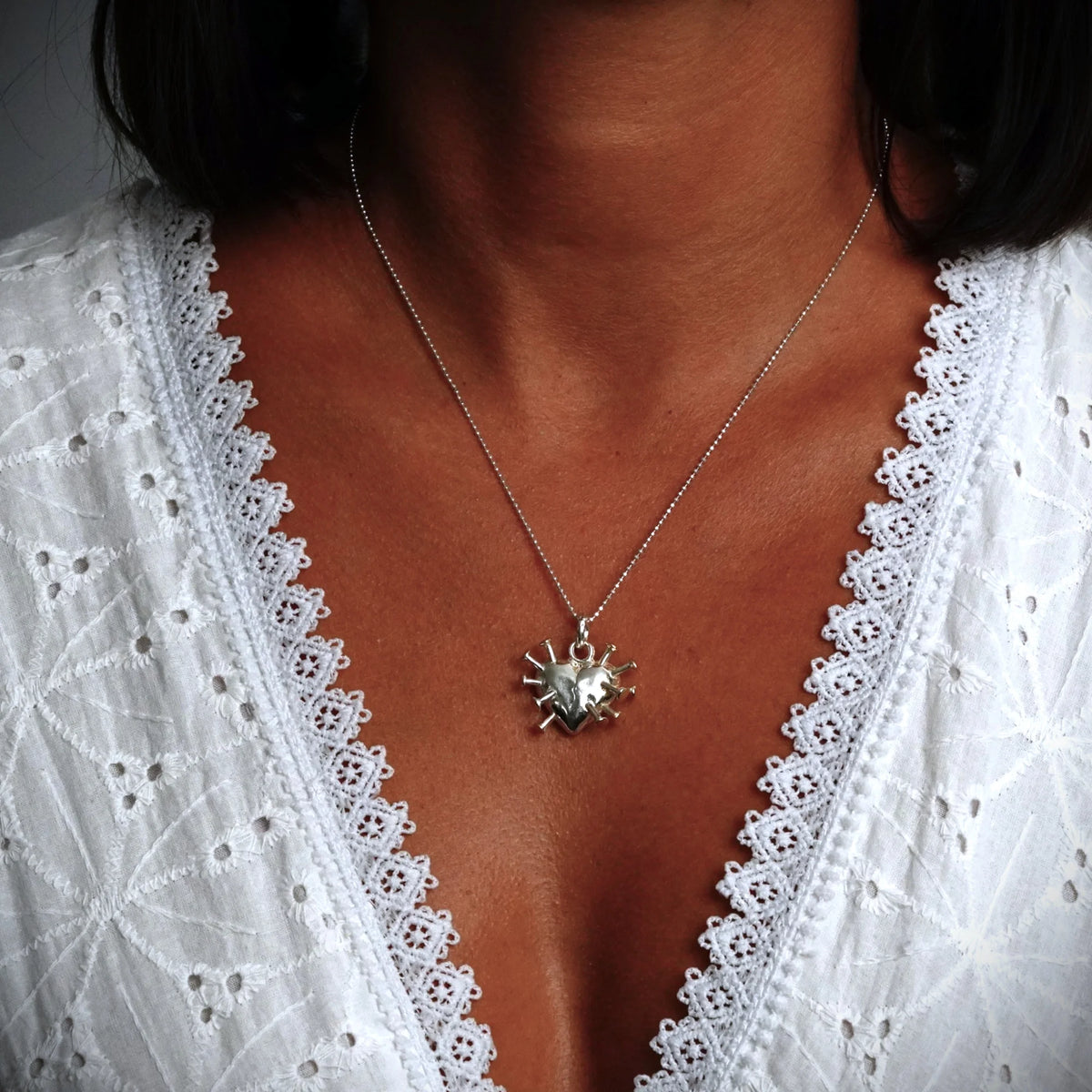„Herz mit Nägeln“-Anhänger aus 925er Silber mit goldfarbenen Akzenten – Symbol für Schmerz, Heilung und innere Stärke, Skulpturenschmuck im Boho- und rustikalen Stil | Art Diva