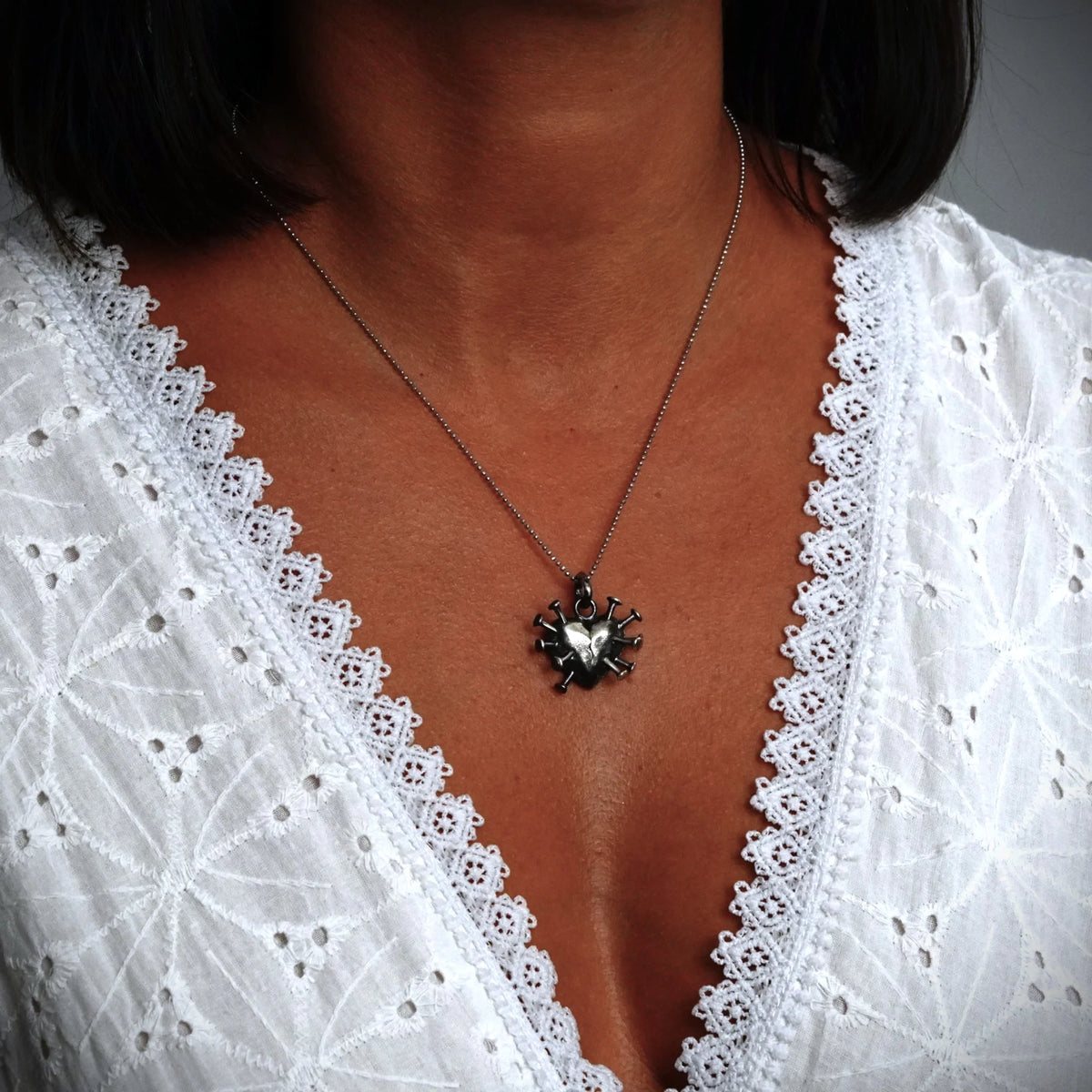 „Herz mit Nägeln“-Anhänger aus 925er Silber – Symbol für Schmerz, Stärke und erlebte Liebe, Skulpturenschmuck im Boho- und rustikalen Stil | Art Diva