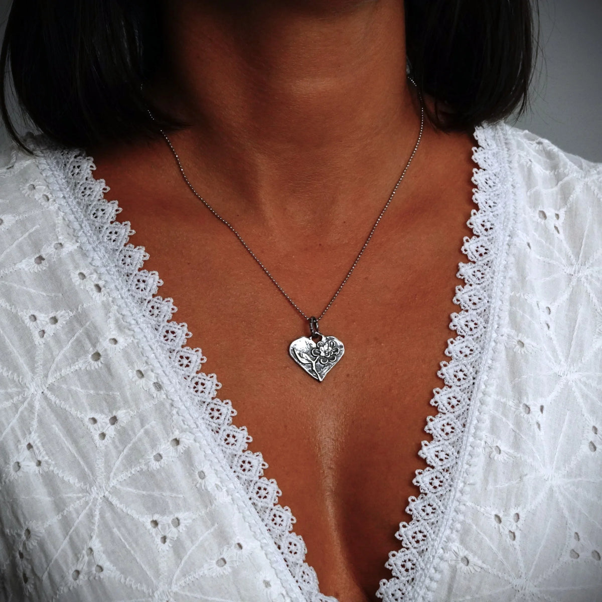 Herzanhänger mit Blume aus 925er Silber – handgefertigter Liebestalisman und Skulpturenschmuck im Boho-Stil, ideales Geschenk für Mutter, Tochter oder Freundin | Art Diva