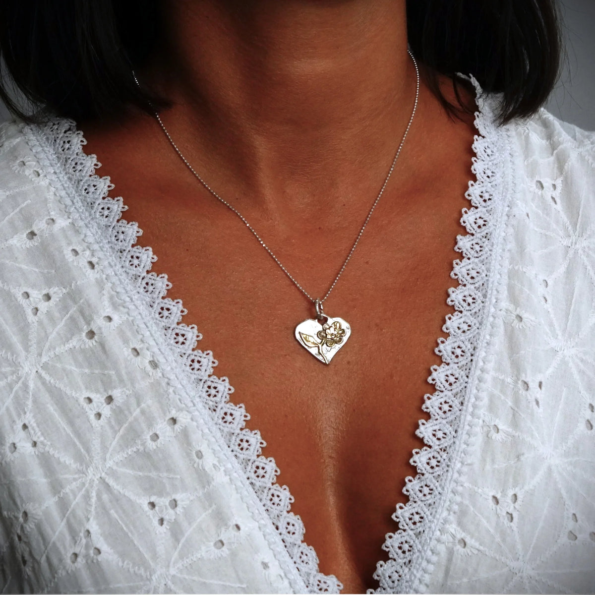 Talisman für Liebe und Geborgenheit – handgefertigter Herzanhänger aus 925er Silber mit Blume und goldfarbenen Akzenten im Boho- und rustikalen Stil | Art Diva