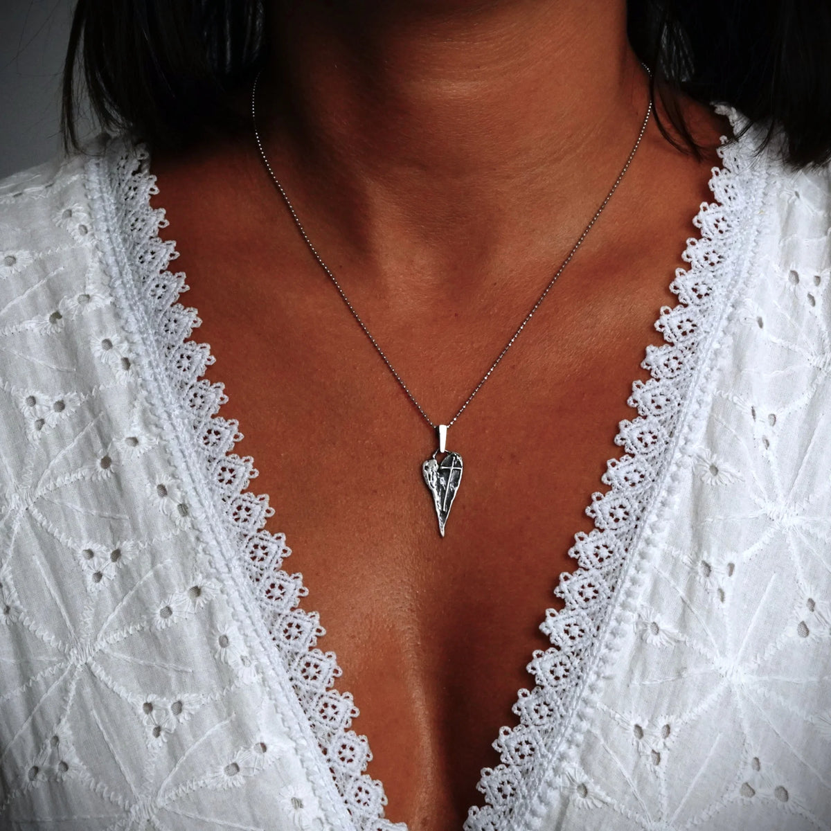925er Silberanhänger „Längliches Herz mit Kreuz“ – handgefertigter Boho-Talisman für den Glauben an die Liebe, skulpturales Schmuckstück und Geschenk für Mutter, Tochter oder Freundin | Art Diva