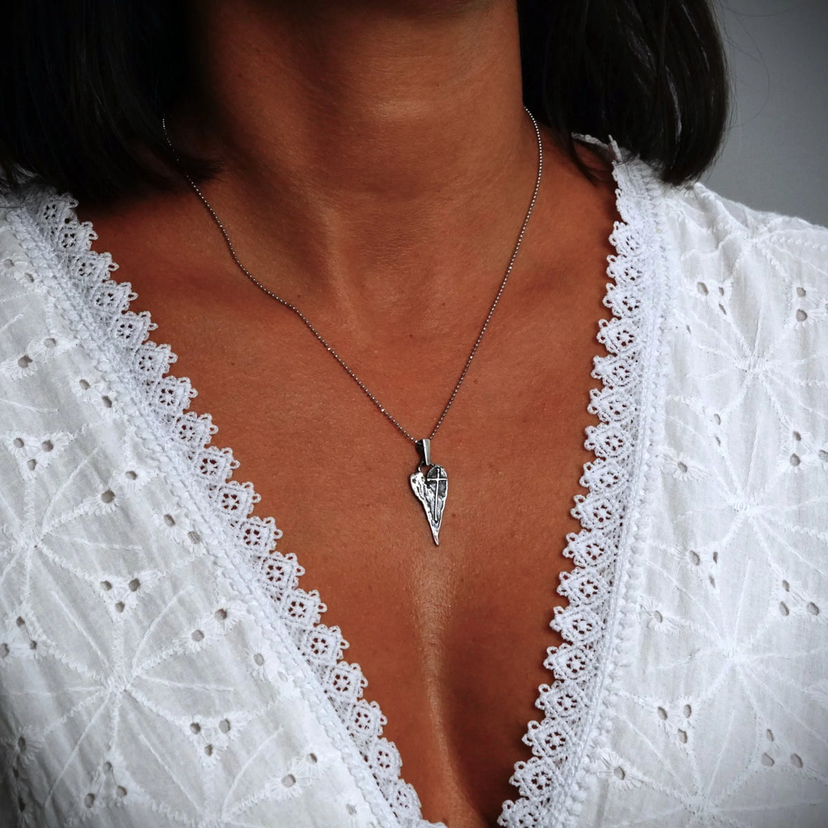925er Silberanhänger „Längliches Herz mit Kreuz“ – handgefertigter Boho-Talisman für den Glauben an die Liebe, skulpturales Schmuckstück und Geschenk für Mutter, Tochter oder Freundin | Art Diva