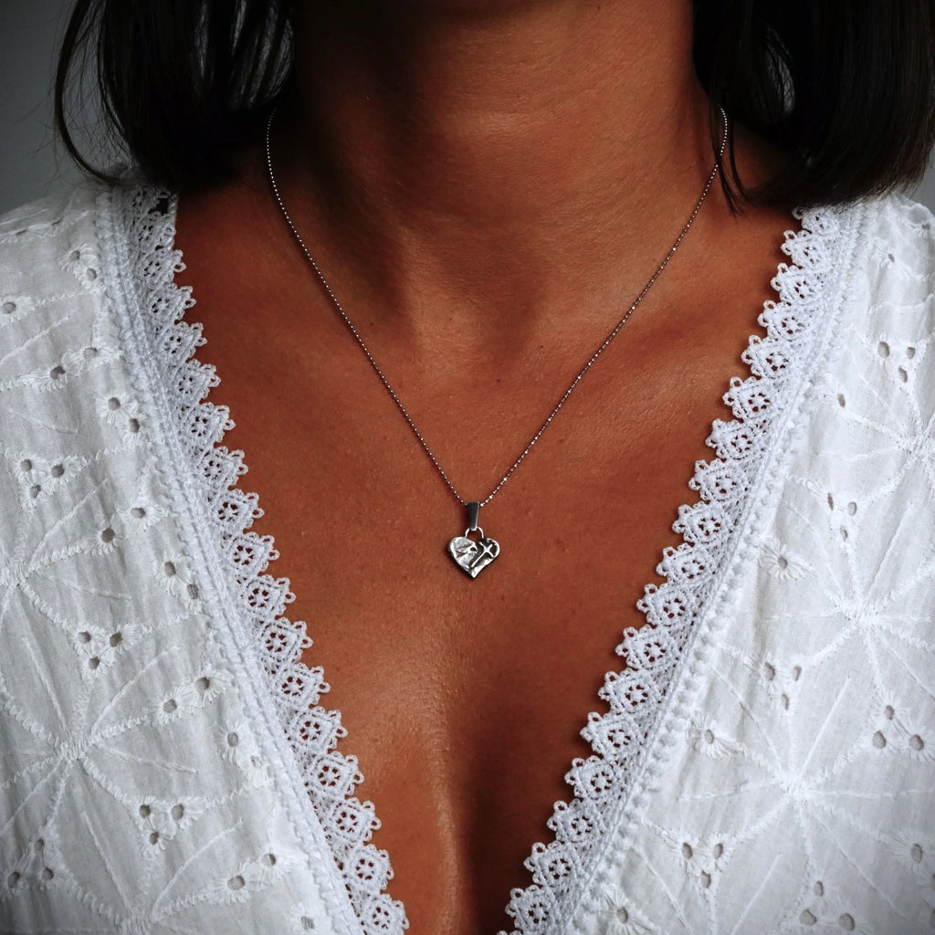 „Glaube an die Liebe“-Miniaturanhänger aus 925er Silber – christliches Herz mit Kreuz, handgefertigtes Symbol spiritueller Liebe | Art Diva