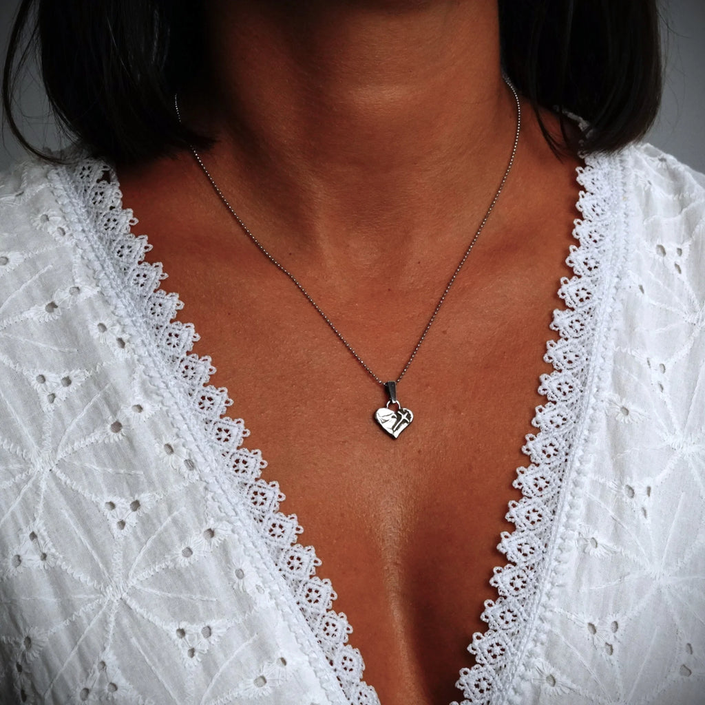 „Glaube an die Liebe“-Miniaturanhänger aus 925er Silber – christliches Herz mit Kreuz, handgefertigtes Symbol spiritueller Liebe | Art Diva