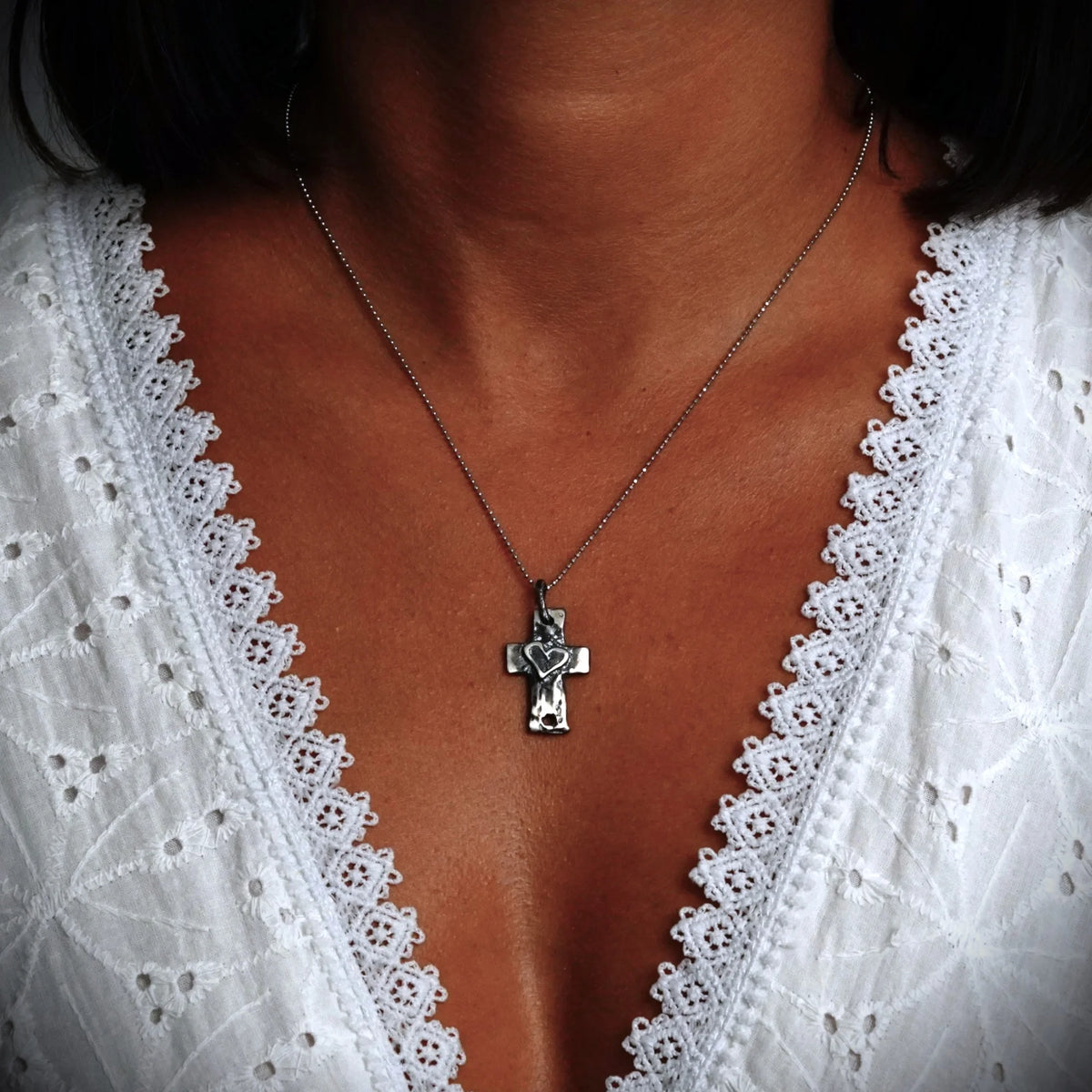925er Silberanhänger „Kreuz mit Herz“ – handgefertigter Boho-Talisman für Glaube und Liebe, skulpturales Schmuckstück und Geschenk für Mutter, Tochter oder Freundin | Art Diva