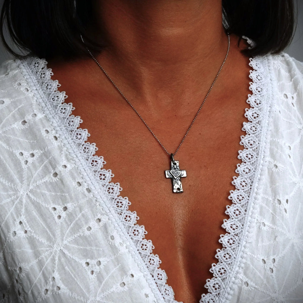 925er Silberanhänger „Kreuz mit Herz“ – handgefertigter Boho-Talisman für Glaube und Liebe, skulpturales Schmuckstück und Geschenk für Mutter, Tochter oder Freundin | Art Diva