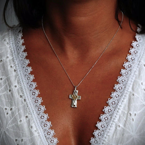 925er Silberanhänger „Kreuz mit Herz“ und goldenen Akzenten – handgefertigter Talisman für Glaube und Liebe im Boho- und rustikalen Stil | Art Diva