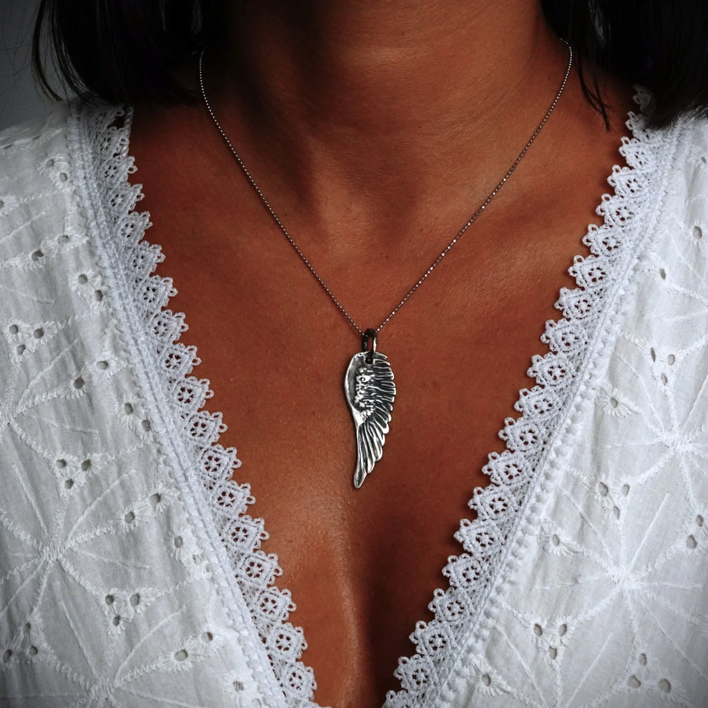 Anhänger aus 925er Silber mit Engelsflügel – Schutztalisman, handgefertigter Skulpturenschmuck im Boho-Stil, ideales Geschenk für Mutter, Tochter oder Freundin | Art Diva