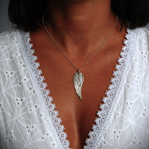 Engelsflügel-Anhänger aus 925er Silber – handgefertigter Skulpturenschmuck im Boho- und rustikalen Stil, Talisman für Schutz und spirituelle Kraft | Art Diva