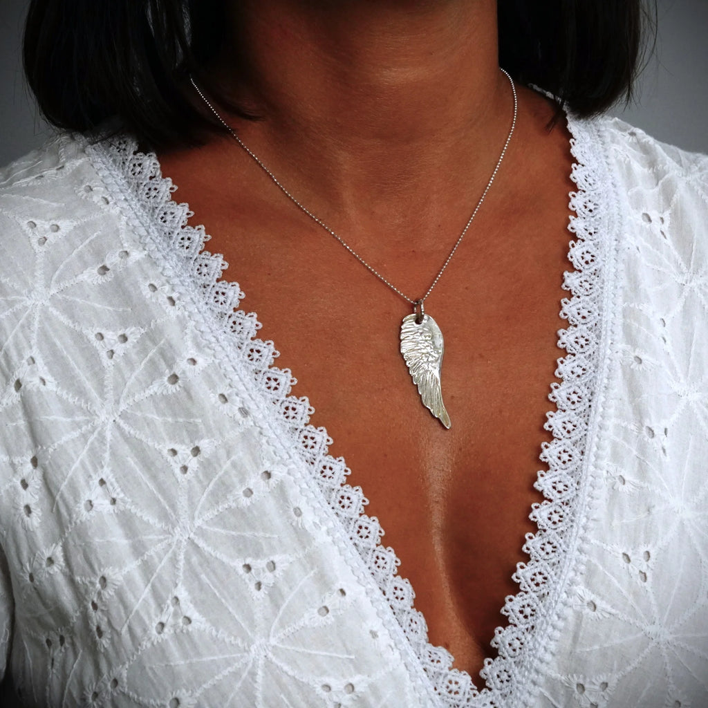 Engelsflügel-Anhänger aus 925er Silber – handgefertigter Skulpturenschmuck im Boho- und rustikalen Stil, Talisman für Schutz und spirituelle Kraft | Art Diva