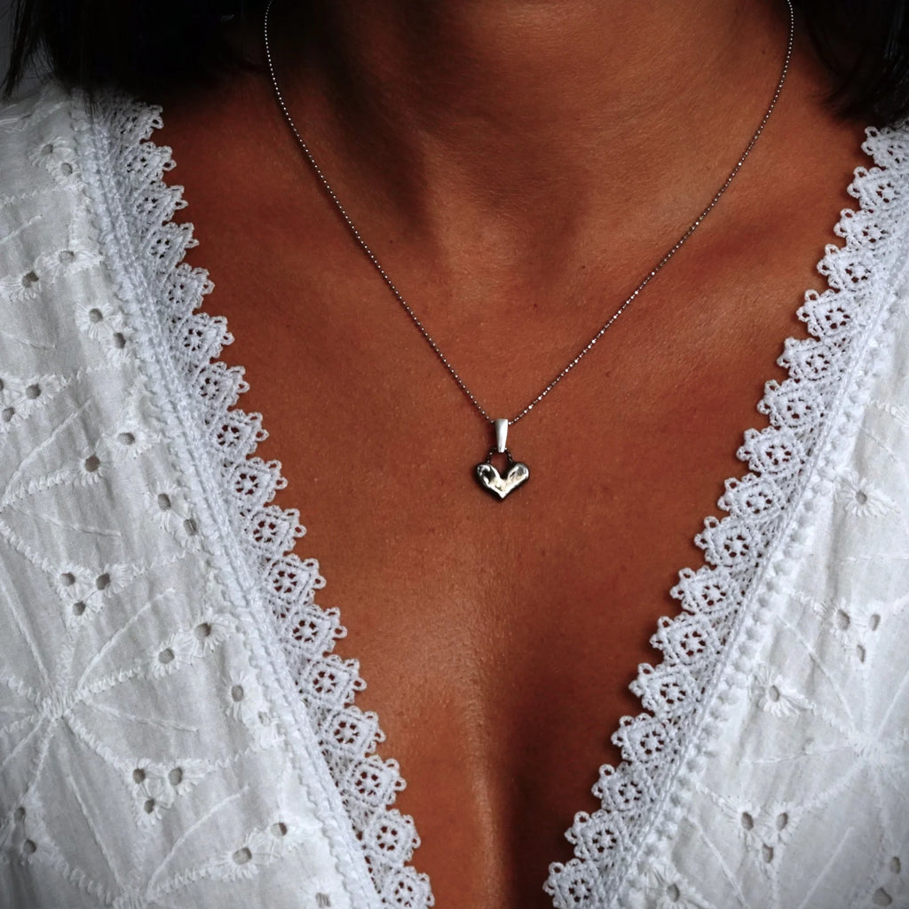 Kleines Herz mit gedrehter Öse – Anhänger aus 925er Silber | Symbol für Liebe & Verbundenheit | Art Diva