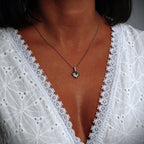 Kleines Herz mit gedrehter Öse – Anhänger aus 925er Silber | Symbol für Liebe & Verbundenheit | Art Diva