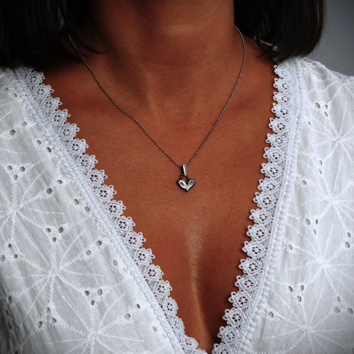 Kleines Herz mit gedrehter Öse – Anhänger aus 925er Silber | Symbol für Liebe & Verbundenheit | Art Diva