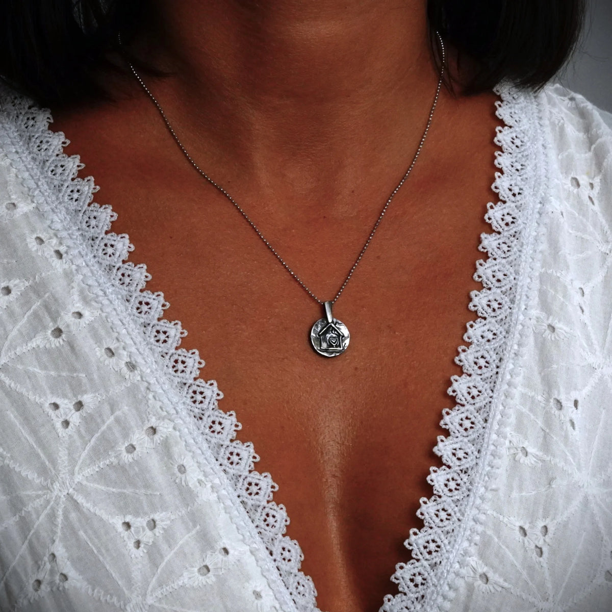 „Zuhause ist alles“ – handgefertigter Haus-Anhänger mit Herz aus Silber, Symbol für familiäre Geborgenheit und Liebe | Art Diva