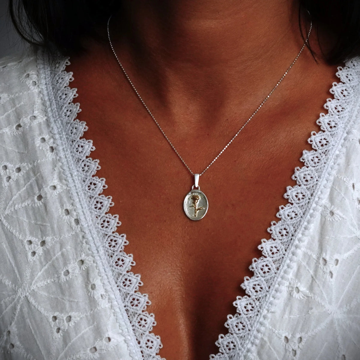 Rosen-Anhänger „Memento Vivere“ aus 925er Silber mit Goldakzenten – handgefertigter Kunstschmuck und Talisman | Art Diva