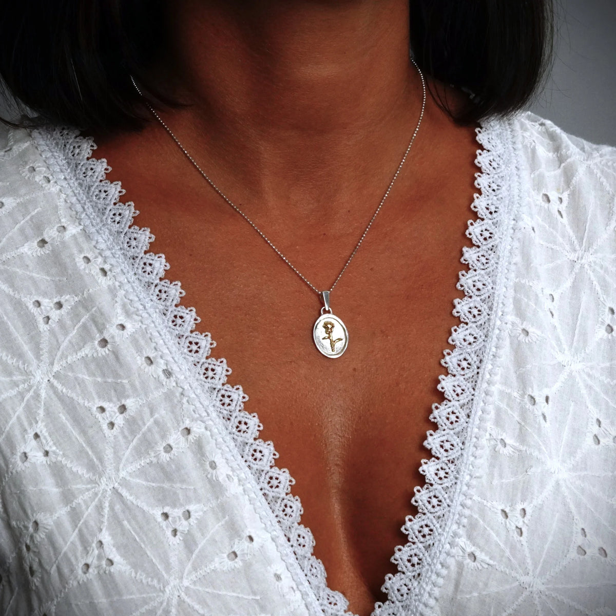 Rosen-Anhänger „Memento Vivere“ aus 925er Silber mit Goldakzenten – handgefertigter Kunstschmuck und Talisman | Art Diva