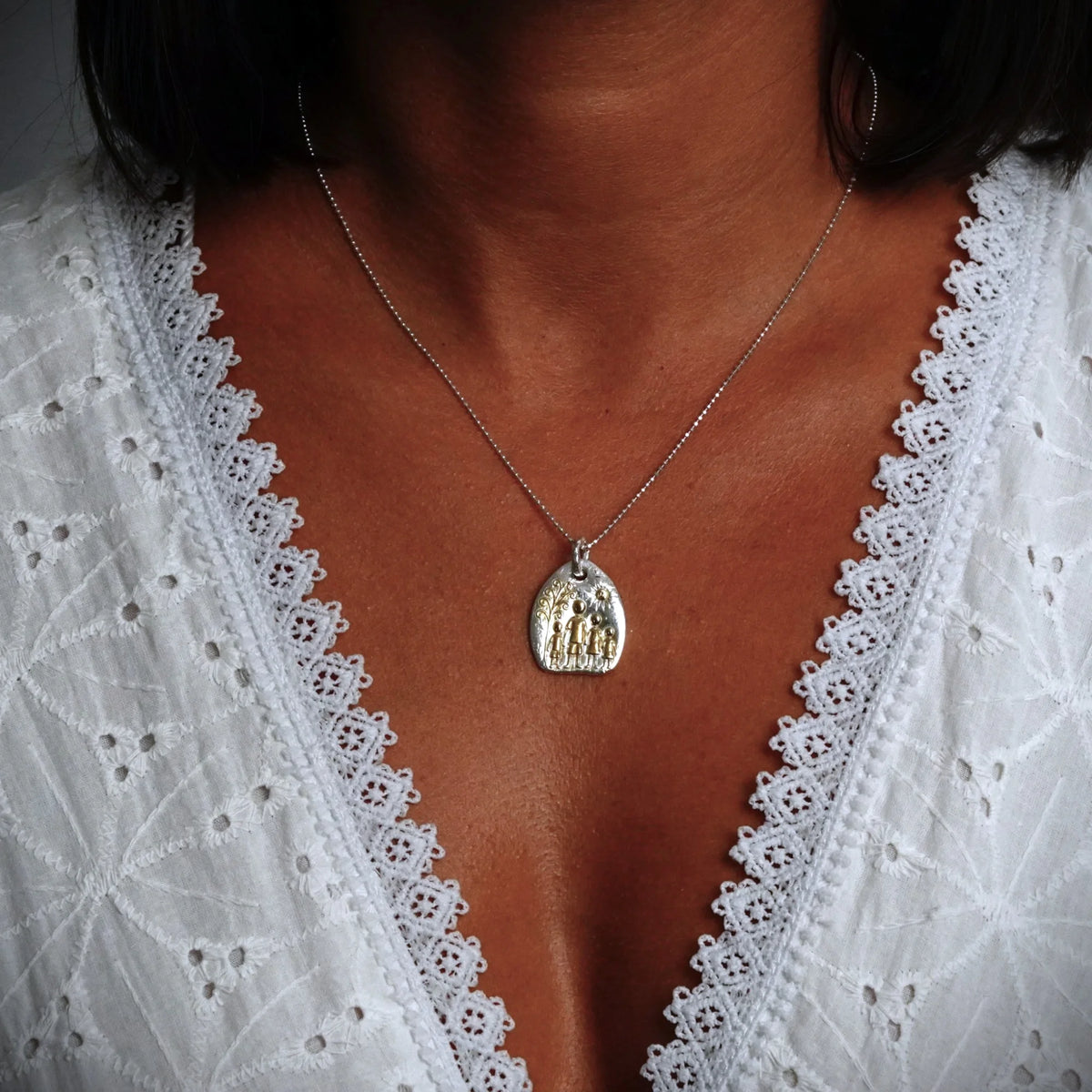 „Familie“-Anhänger aus 925er Silber mit goldenen Akzenten – handgefertigter Talisman für Liebe und Schutz, skulpturaler Schmuck im Boho-Rustik-Stil | Art Diva