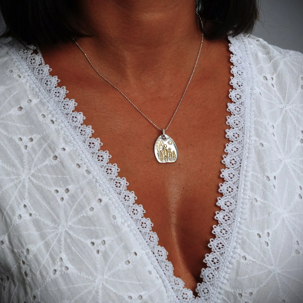 „Familie“-Anhänger aus 925er Silber mit goldenen Akzenten – handgefertigter Talisman für Liebe und Schutz, skulpturaler Schmuck im Boho-Rustik-Stil | Art Diva