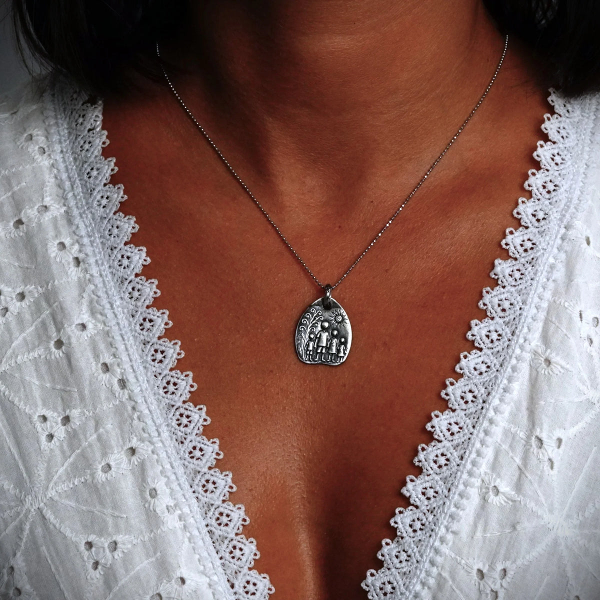 „Familie“-Anhänger aus 925er Silber – handgefertigter Talisman für Liebe und Schutz, skulpturaler Schmuck im Boho-Rustik-Stil | Art Diva