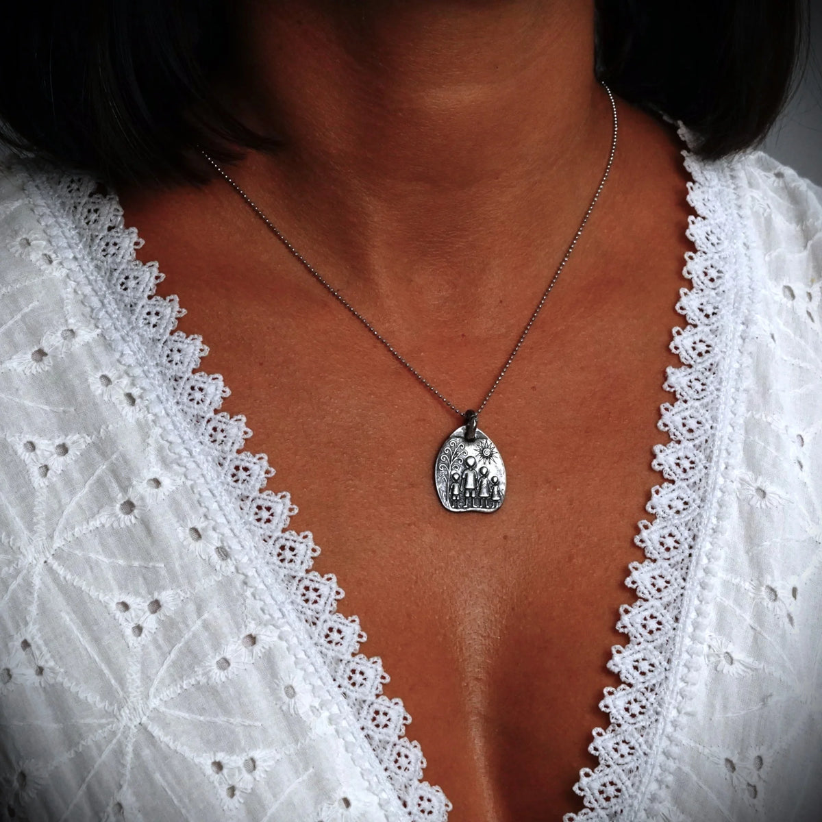 „Familie“-Anhänger aus 925er Silber – handgefertigter Talisman für Liebe und Schutz, skulpturaler Schmuck im Boho-Rustik-Stil | Art Diva