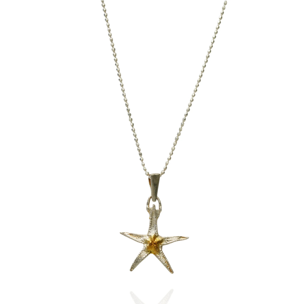 „Seestern“ – Anhänger aus 925er Silber mit goldfarbenen Akzenten, Talisman für Glück und Gelassenheit, Skulpturenschmuck im Boho- und rustikalen Stil | Art Diva