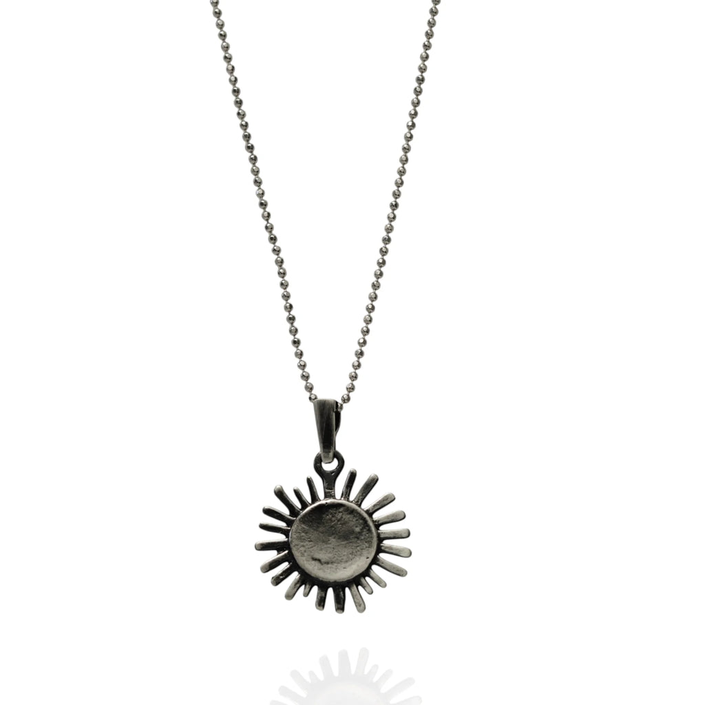 „Sonnenstrahl“ – Anhänger aus 925er Silber, Talisman für Wärme, Licht und Hoffnung, handgefertigter Skulpturenschmuck im Boho- und rustikalen Stil | Art Diva