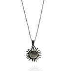 „Sonnenstrahl“ – Anhänger aus 925er Silber, Talisman für Wärme, Licht und Hoffnung, handgefertigter Skulpturenschmuck im Boho- und rustikalen Stil | Art Diva