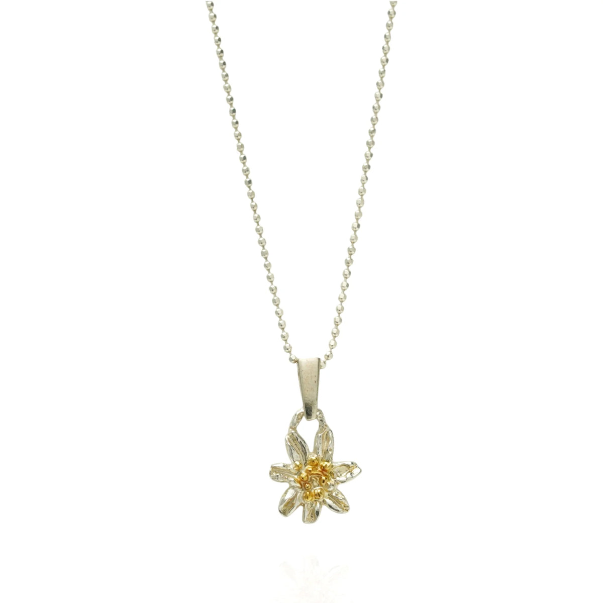 Edelweiß-Anhänger aus 925er Silber mit goldenen Akzenten – handgefertigter Boho-Talisman für reine Liebe und Treue | Skulpturaler Schmuck aus der Kollektion „Glanz“ | Art Diva