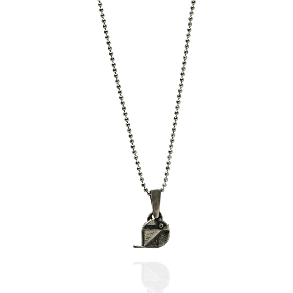 „Spätzchen“-Anhänger aus 925er Silber – oxidierter Talisman für Freiheit, Leichtigkeit und Wärme, handgefertigter Skulpturenschmuck im Boho- und rustikalen Stil | Art Diva