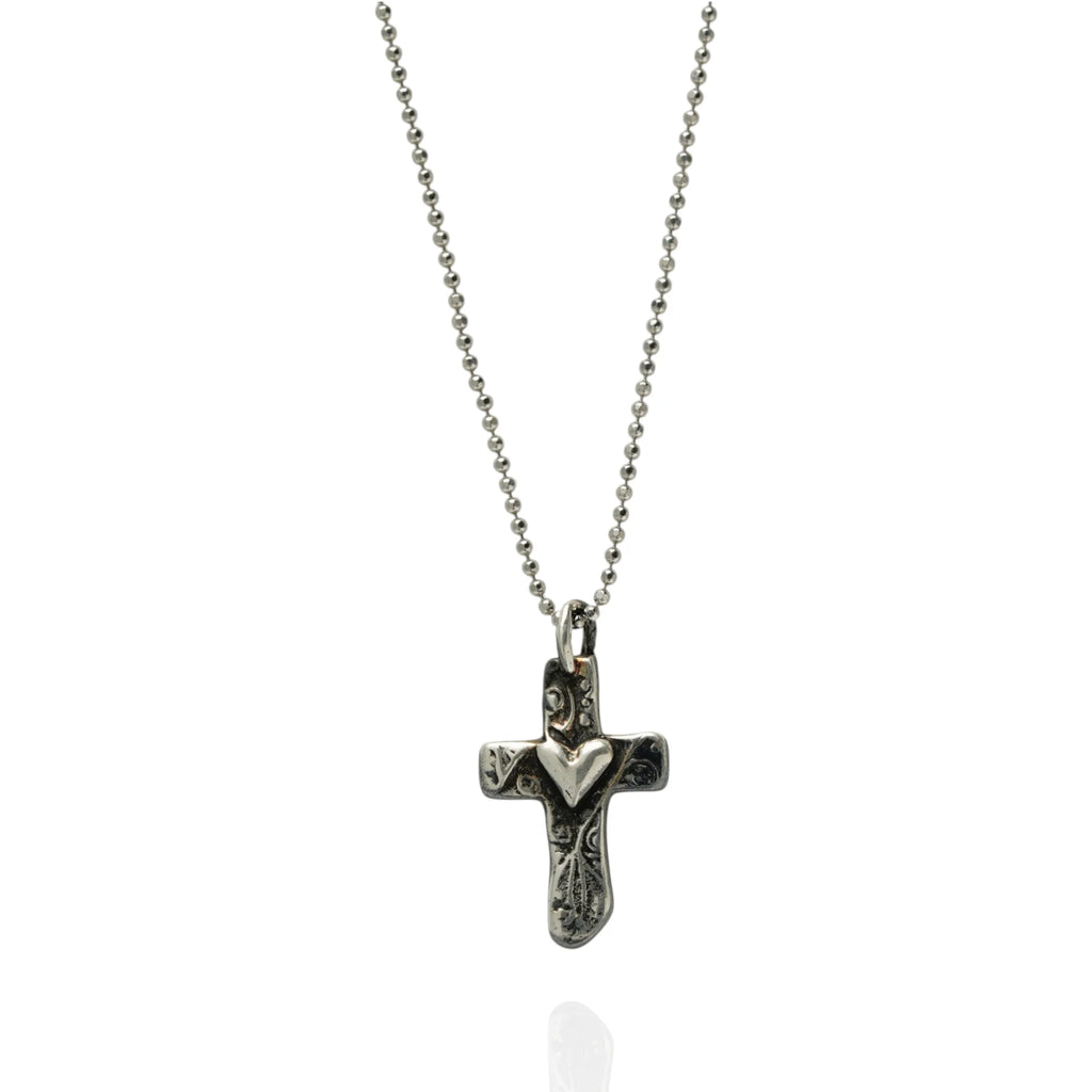 Kreuz-Anhänger mit Herz aus Silber – handgefertigtes Symbol für Liebe und Glauben, Skulpturenschmuck im Boho- und rustikalen Stil | Art Diva