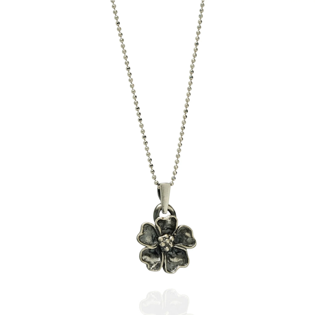 „Kirschblüte“ – oxidierter Anhänger aus 925er Silber, Talisman für Frühling und Neubeginn, handgefertigter Skulpturenschmuck im Boho- und rustikalen Stil | Art Diva