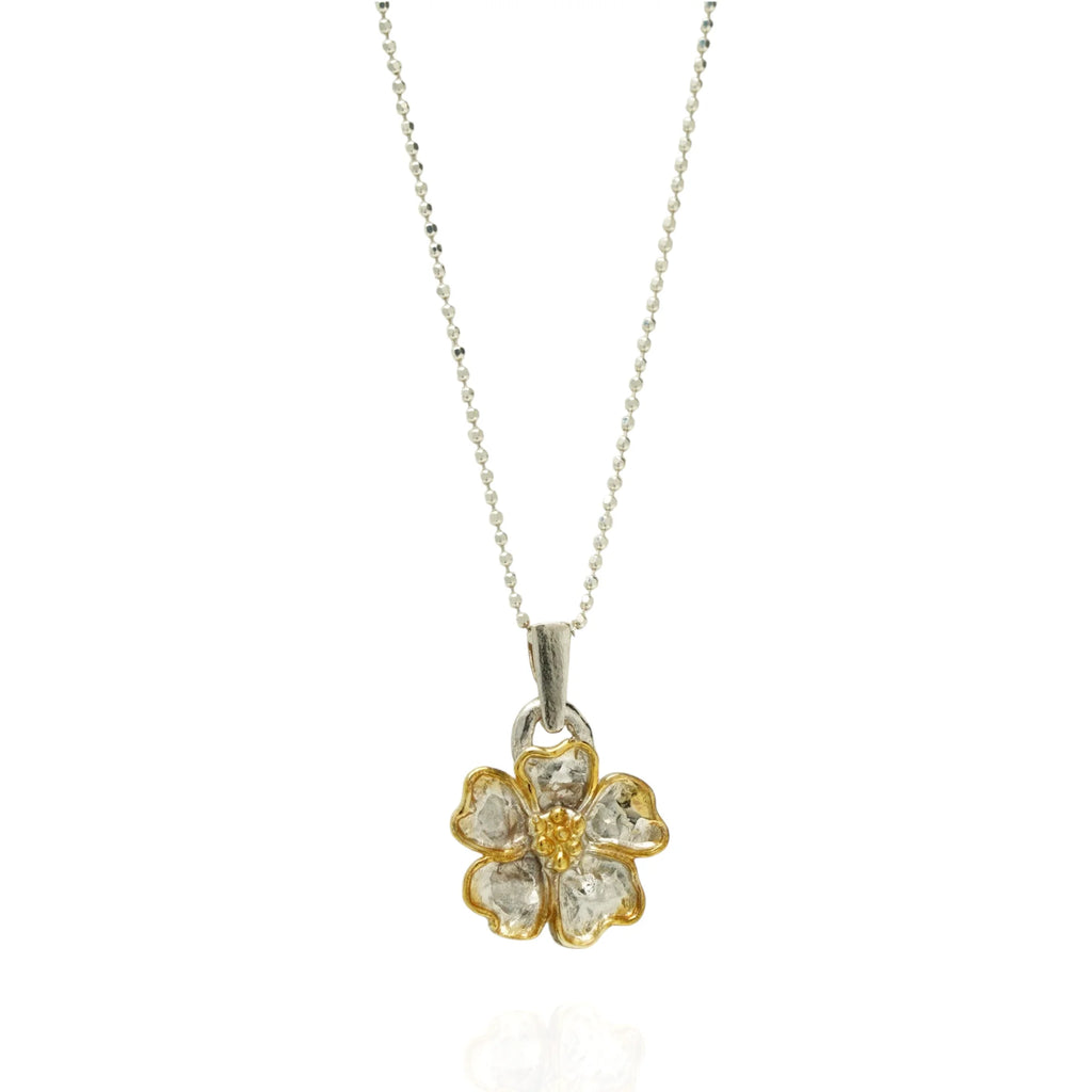 „Kirschblüte“ – Anhänger aus 925er Silber mit goldfarbenen Akzenten, Talisman für Frühling und Neubeginn, handgefertigter Skulpturenschmuck im Boho- und rustikalen Stil | Art Diva