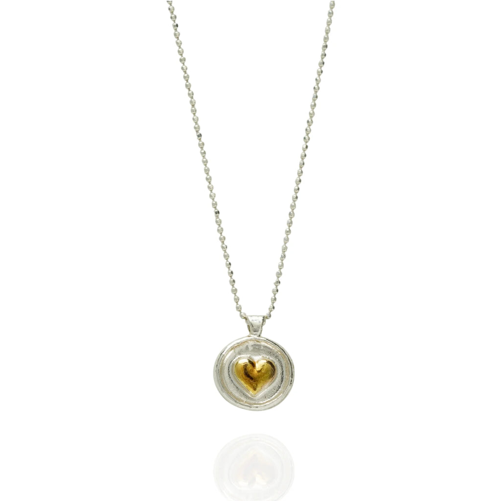 „Goldenes Herz“ – Anhänger aus 925er Silber mit goldfarbenen Akzenten, Symbol für Liebe, Zärtlichkeit und Geborgenheit, Skulpturenschmuck im Boho- und rustikalen Stil | Art Diva