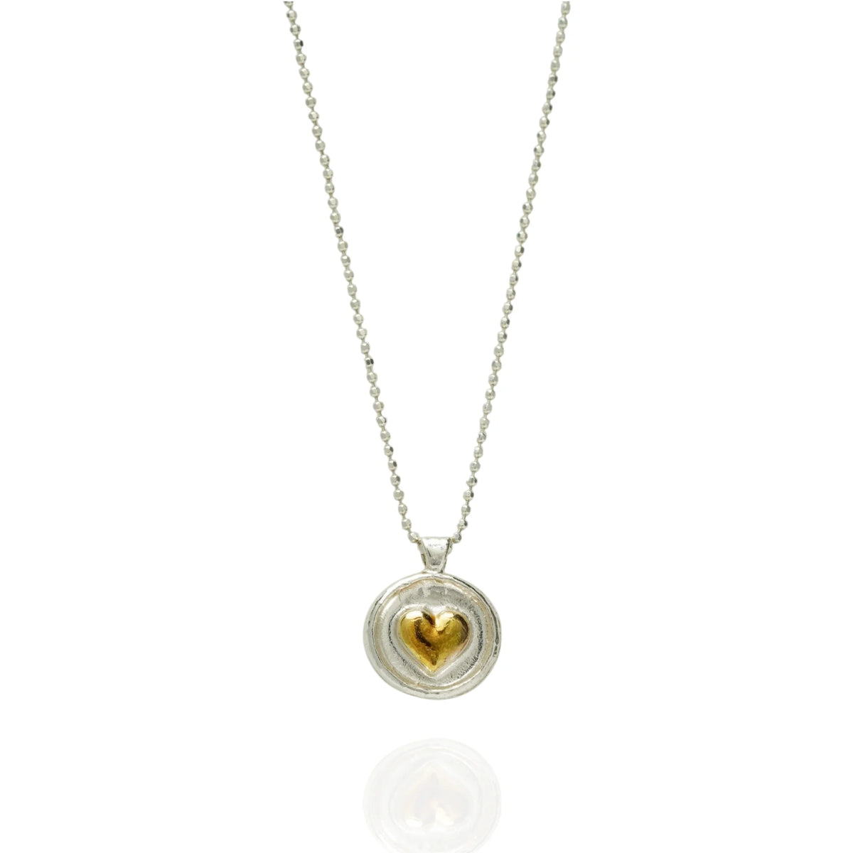 „Goldenes Herz“ – Anhänger aus 925er Silber mit goldfarbenen Akzenten, Symbol für Liebe, Zärtlichkeit und Geborgenheit, Skulpturenschmuck im Boho- und rustikalen Stil | Art Diva