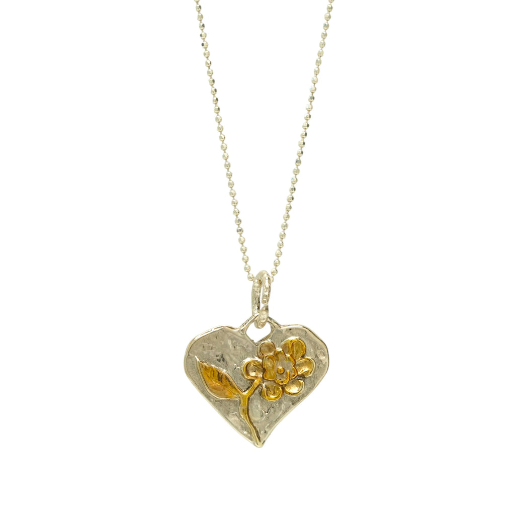 Talisman für Liebe und Geborgenheit – handgefertigter Herzanhänger aus 925er Silber mit Blume und goldfarbenen Akzenten im Boho- und rustikalen Stil | Art Diva
